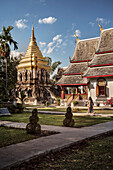 Tempel und goldene Pagode im Wat Chiang Man, Chiang Mai, Thailand, Südost Asien