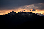Sonnenuntergang hinter dem Monte Tamaro und Motto Rotondo, Lepontinische Alpen, Kanton Tessin, Schweiz