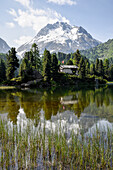 Gasthaus beim Bergsee namens Lägh da Cavloc in der Nähe von Maloja, Bergeller Alpen, Kanton Graubünden, Schweiz