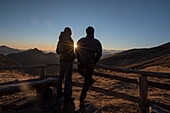 Ein Paar vor der Borgna Hütte bei Sonnenuntergang, Val Verzasca, Lepontinische Alpen, Kanton Tessin, Schweiz