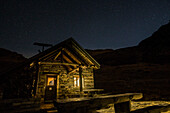 Die Borgna Hütte bei Sonnenuntergang, Val Verzasca, Lepontinische Alpen, Kanton Tessin, Schweiz