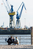 Eltern erklären ihrem Kind den Betrieb im Hamburger Hafen, Altona, Hamburg, Deutschland