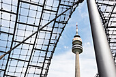 Blick durch das berühmte Dach des Olympiastadion auf den Olympiaturm im Olympia Park, München, Bayern, Deutschland
