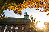 Die evangelisch-lutherische Nienstedtener Barockkirche im Herbst bei Sonnenuntergang, Nienstedten, Hamburg, Germany