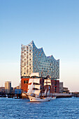 Segelschiff Artemis vor der Elbphilharmonie, Hamburg, Deutschland