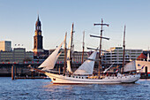 Segelschiff Artemis vor dem Michel, Kirchturm der St. Michaeliskirche, Hamburg, Deutschland