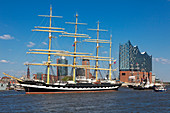 Segelschiff Krusenstern bei der Auslaufparade, Hafengeburtstag, Blick zur Elbphilharmonie, Hamburg, Deutschland