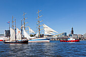 Segelschiff Mir beim Hafengeburtstag, Blick zum Michel, Kirchturm der St. MIchaeliskirche, Hamburg, Deutschland