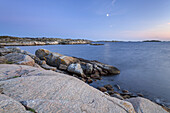 Mond über Küste bei Skärhamn auf der Insel Tjörn, Bohuslän, Västra Götalands Län, Südschweden, Schweden, Nordeuropa, Europa