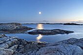 Mond über Küste bei Klädesholmen auf der Insel Tjörn, Bohuslän, Västra Götalands Län, Südschweden, Schweden, Nordeuropa, Europa