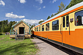 Historischer Triebwagen auf der Fahrt von Uppsala nach Almunge, Uppland, Uppsala län, Südschweden, Schweden, Skandinavien, Nordeuropa, Europa