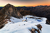 Wanderer genießt Panoramablick im letzten Tageslicht, nähe Schöberspitzen, über die Tiroler Alpen, Österreich