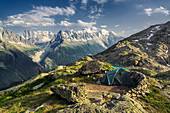 Zeltplatz gegenüber der Mont-Blanc-Gruppe, Chamonix, Frankreich