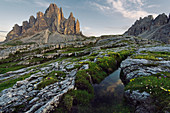 Die Drei Zinnen aus einem ungewohnten Blickwinkel früh Morgens, Sextner Dolomiten, Unesco Weltkulturerbe, Südtirol, Italien
