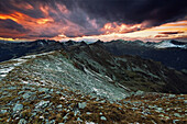 Blick zu Sonnenuntergang von der Königsangerspitze in Richtung Sarntal,  Südtirol, Italien