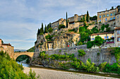 Roman brdige, river Ouveze, Vaison-la-Romaine, Vaucluse, Provence-Alpes-Cotes d'Azur, France