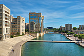 Verwaltungsgebäude, Fluss Lez, Antigone, Montpellier, Herault, Languedoc-Roussillon, Frankreich