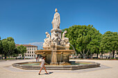 Pradier Brunnen, Esplanade Charles de Gaulle, Nimes, Gard, Languedoc-Roussillon, Frankreich