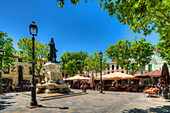 Place St. Louis mit Statue von Ludwig IX., Aigues-Mortes, Gard, Languedoc-Roussillon, Frankreich