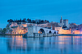 Brücke St. Benezet über die Rhone und Papstpalast, Avignon, Provence-Alpes-Côte d'Azur, Frankreich