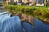 Spiegelung von Häusern nahe der Schleuse Nr.25, Malestroit, Fluß Oust und Canal de Nantes à Brest, Malestroit, Dept. Morbihan, Bretagne, Frankreich, Europa