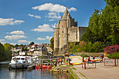 Blick auf Schloß von Josselin und Hafen von Schleuse Nr.35, Josselin, Fluß Oust und Canal de Nantes à Brest, Dept. Morbihan, Bretagne, Frankreich, Europa