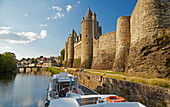 Blick auf Josselin bei Schleuse Nr.35, Josselin, Fluß Oust und Canal de Nantes à Brest, Dept. Morbihan, Bretagne, Frankreich, Europa
