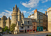 View at, Place St-Yvesand the citadel of Vitré, River, La Vilaine, Vitré, Departement Ille-et-Vilaine, Brittany, France, Europe