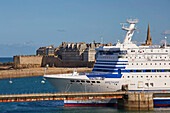 England - Fähre im Hafen von Saint-Malo, Dept. Ille-et-Vilaine, Bretagne, Frankreich, Europa