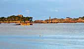 Île Costaérès, Maison du Littoraland beacon light, Trégastel - Ploumanac'h, Côte de Granit Rose, Atlantic  Ocean, Dept. Côtes-d'Armor, Brittany, France, Europe