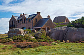 Stone house at the, Pointe de Squéouel, Ploumanac'h, Côte de Granit Rose, Atlantic  Ocean, Dept. Côtes-d'Armor, Brittany, France, Europe