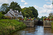 Mit dem Hausboot an der Schleuse Nr. 21, Guélin, Fluß Oust und Canal de Nantes à Brest, Dept. Morbihan, Bretagne, Frankreich, Europa