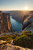 Blick auf den Lysefjord vom Kjerag Felsplateaus mit Sonnenuntergang, Rogaland, Norwegen, Skandinavien