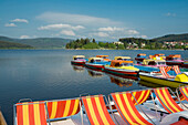 bunte Tretboote, Schluchsee, Schwarzwald, Baden-Württemberg, Deutschland