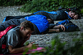 Drei junge Männer campen an einem See, Freilassing, Bayern, Deutschland