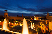 Font magica de Montjuic, Springbrunnen, Lichtspiele, gebaut von Carles Buigas zur Weltausstellung 1929, Placa de Espanya und der Berg Tibidabo, Barcelona, Katalonien, Spanien, Europa