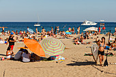 Strandleben, Platja de Barceloneta, Strand, Barceloneta, Barcelona, Katalonien, Spanien, Europa