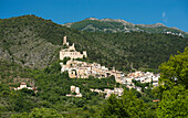 Das alte Dorf Roccacasale klebt an den steilen Höngen des Majella Gebirges