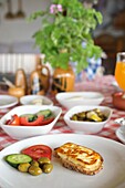 typisch nord-zyprisches Frühstück im The Nitovikla Garden Hotel in Kumyali,  Karpaz Halbinsel, Nord-Zypern
