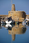 Kleine  Yachten im Hafen in Girne,  Spiegelung der Mauern im Wasser, Kyrénia, Nord-Zypern