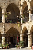 Geschäfte in den Säulengängen des Büyük Khan, ehemalige Karawanserei, Lefkosa, türkischer Teil von Nikosia, Nord-Zypern