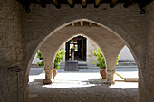 Kreuzgang im Timios Stavros Kloster in Odomos am Fuss des Troodos Gebirges, Zypern
