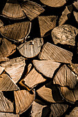 Holzstapel für den Kamin an einem Haus, Radein, Südtirol, Italien