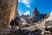 Zwei Wanderer im Gebirge im Latemar schießen Erinnerungsfotos auf dem Weg zum Torre die Pisa, Pampeago, Dolomiten, Südtirol, Alto Adige, Italien