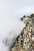 Schroffes Gebirge in den Sarntaler Alpen bei aufkommendem Nebel, Meran, Südtirol, Alto Adige , Italien