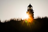 Der Sonnenuntergang am Leuchtturm in den Dünen, Amrum, Schleswig Holstein, Deutschland