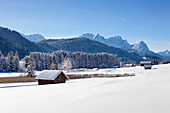 Winterlandschaft mit Heustadel am Geroldsee, Blick auf das Zugspitzmassiv mit Alpspitze, Zugspitze und Waxenstein, Bayern, Deutschland