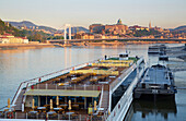 Blick auf Buda und Schiffe , Budapest , Burgpalast , Matthiaskirche , Fischerbastei in Buda , Donau , Ungarn , Europa