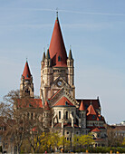 Schiffsanlegestelle und Franz von Assisi Kirche in Wien an der Donau , Bundesland Wien , Österreich , Europa