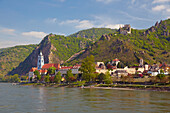 Blick auf Dürnstein mit Stiftskirche und Burgruine , Wachau , Donau , Bundesland Niederösterreich , Österreich , Europa